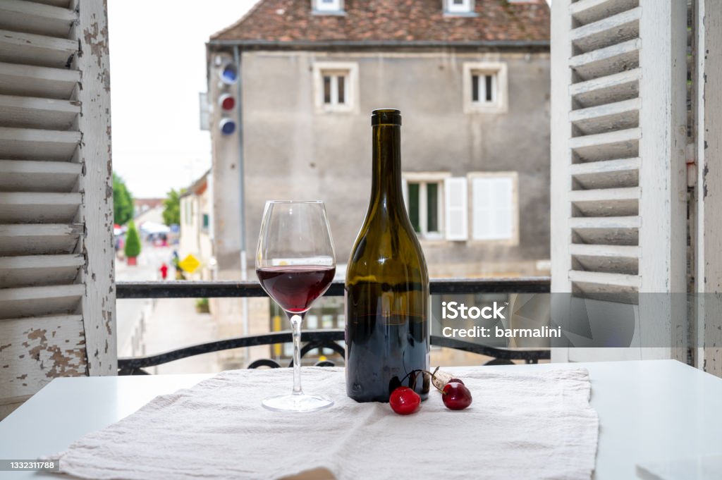 フランスのブルゴーニュワイン産地の旧市街通りで、グラン・クリュ・ピノ・ノワールのブドウ園、グラス、ボトルワインのバーガンディ赤ワインの試飲と眺め - ブルゴーニュのロイヤリティフリーストックフォト