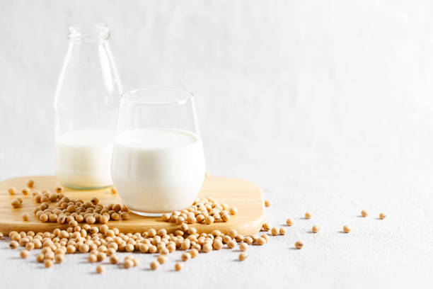 vaso de leche de soja y biberón - soymilk fotografías e imágenes de stock