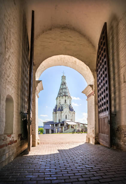 ascension church in the arch of the gate in kolomenskoye in moscow - kolomenskoye imagens e fotografias de stock