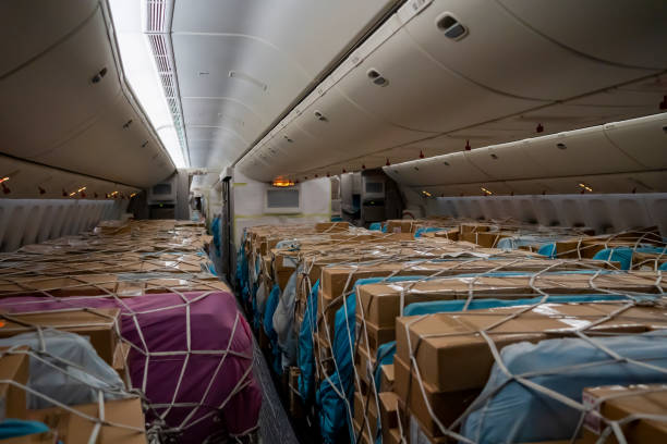 avião vazio usando para carga - luggage hold - fotografias e filmes do acervo