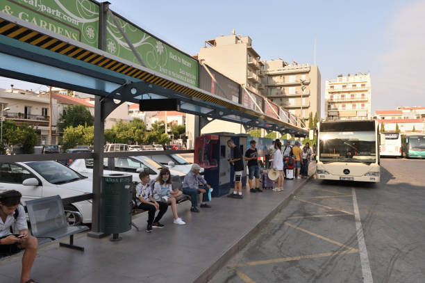 personas esperando junto al autobús en la estación de autobuses - editorial tourist travel destinations bus fotografías e imágenes de stock