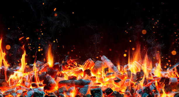 carbón para el fondo de barbacoa con llamas - quemadura fotografías e imágenes de stock
