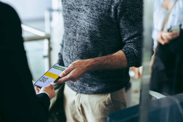 vérification des passeports vaccinaux à l’aéroport - personnel aérien au sol photos et images de collection