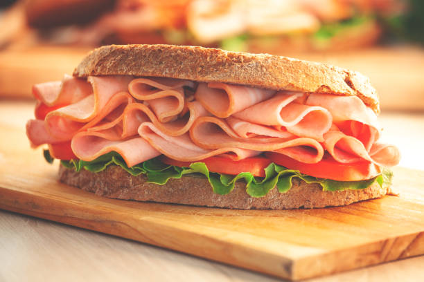 スモークハムとフレタスのサンドイッチ - turkey sandwich ストックフォトと画像