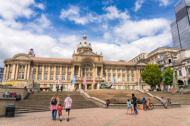 посещение площади виктории в бирмингеме - birmingham west midlands town hall uk стоковые фото и изображения