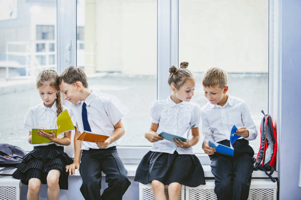 de beaux enfants sont des élèves ensemble dans une salle de classe à l’école reçoivent une éducation heureuse - learning teenager multi ethnic group variation photos et images de collection