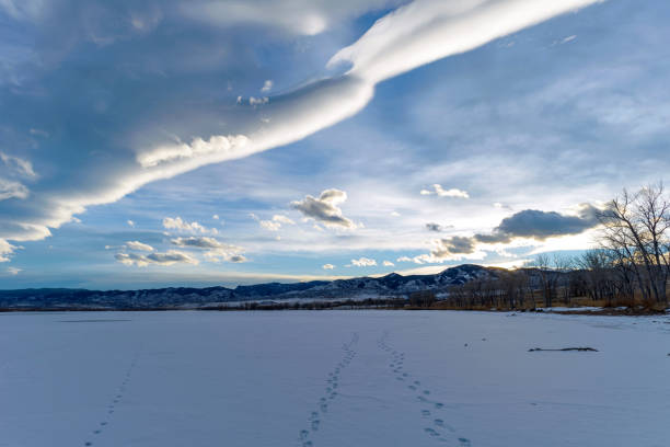 冬の湖 - 寒くて風の強い冬の夜に凍った雪に覆われた山の湖に残された足跡の3セット。チャットフィールド州立公園、デンバーリトルトン、コロラド州、米国。 - denver colorado colorado winter snow ストックフォトと画像