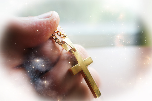 Hermoso oro Jesucristo Cruz en mano con fondo de silueta galaxy de alta calidad photo