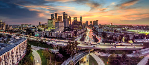 panoramę los angeles o zachodzie słońca - city of los angeles city life cityscape night zdjęcia i obrazy z banku zdjęć