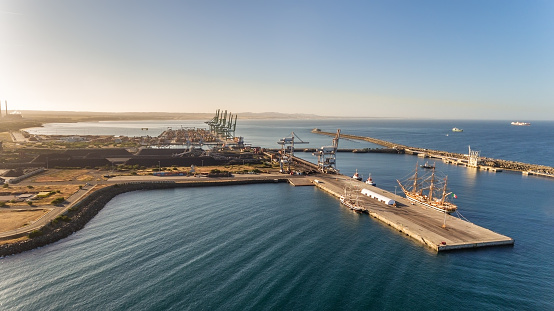 antena. El muelle marítimo en la ciudad portuguesa de Sines y el velero están amarrados para excursiones turísticas. photo