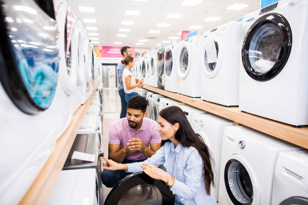 cliente masculino que recibe asistencia - tienda de electrónica fotografías e imágenes de stock