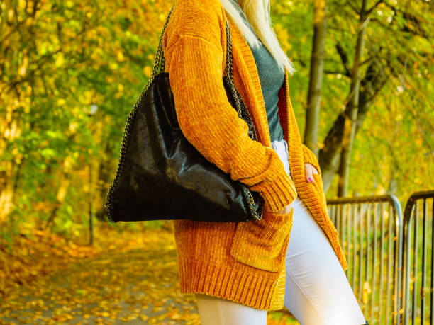femme portant un cardigan d’automne orange à l’extérieur - pull cachemire femme photos et images de collection