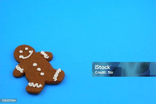 Cookie De Fundo Azul - Fotografias de stock e mais imagens de Boneco de Gengibre - Boneco de Gengibre, Azul, Fundo Colorido