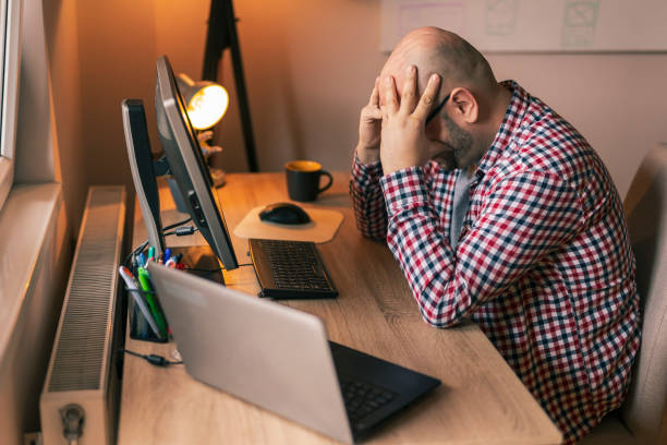 sviluppatore di software stressato sul lavoro - frustration telephone computer it support foto e immagini stock