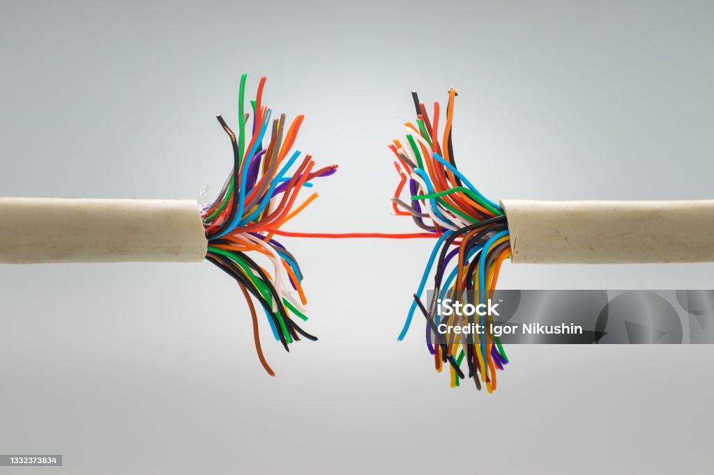 Das Litzenkabel Ist Beschädigt Sehr Langsame Internetverbindung Stockfoto  und mehr Bilder von Kabel - iStock