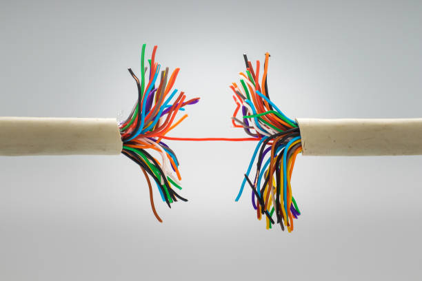 многожиленный кабель поврежден. очень медленное интернет-соединение. - electrical fault стоковые фото и изображения