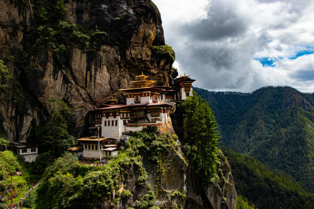 monastère de tiger nest au bhoutan - monastère de taktsang photos et images de collection