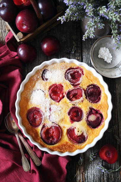 rote pflaumen clafoutis mit mandeln - clafoutis stock-fotos und bilder