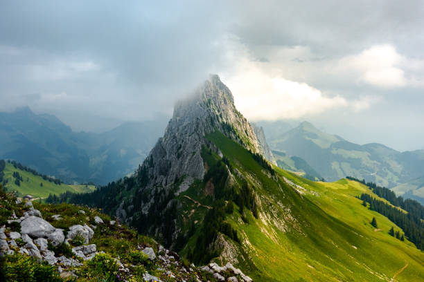 the inhospitable gastlosen - switzerland cold green rock imagens e fotografias de stock