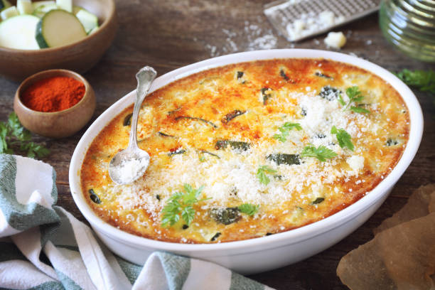 французская кухня. овощной кабачок клафутис (гратен) с сыром пармезан - zucchini gratin casserole squash стоковые фото и изображения
