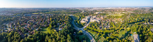 vista aérea do residencial distratic em islington ave., casa isolada e duplex, woodbridge, vaughan, canadá - toronto street canada city - fotografias e filmes do acervo