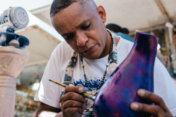 řemeslník pracovník ve svém malém mýdlovém hromádce podnikání - brazilská etnická příslušnost fotky - stock snímky, obrázky a fotky