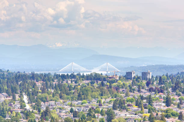 paysage urbain vue sur la ville vue sur la ville bâtiment gratte-ciel montagnes de vancouver paysage logement immobilier - vancouver apartment skyline real estate photos et images de collection