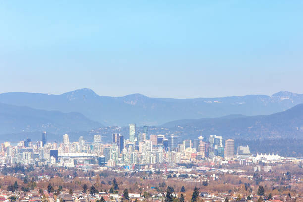 vista della città del paesaggio urbano vista costruzione grattacielo montagne di vancouver paesaggio cielo che ospita immobiliare - vancouver apartment skyline real estate foto e immagini stock