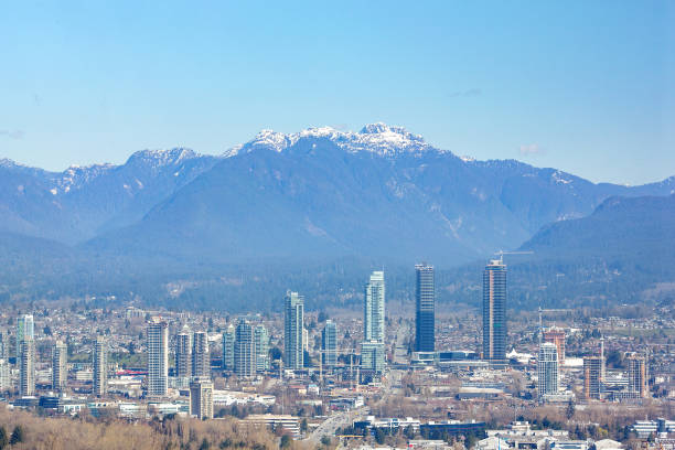 paysage urbain vue sur la ville vue sur la ville bâtiment gratte-ciel montagnes de vancouver paysage logement immobilier - vancouver apartment skyline real estate photos et images de collection