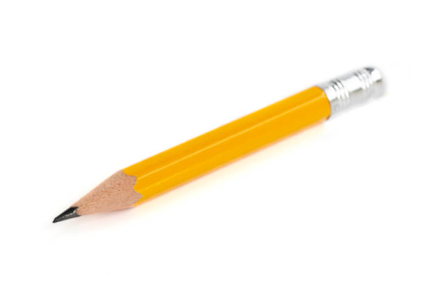 白い背景に消しゴムが付いている短い鋭い黄色の鉛筆。 - pencil office supply yellow sharp ストックフォトと画像