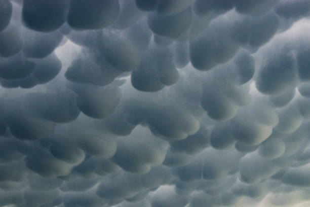 nubes de mammatus en primer plano que caen pendantes de un cielo tormentoso - mammatus cloud fotografías e imágenes de stock