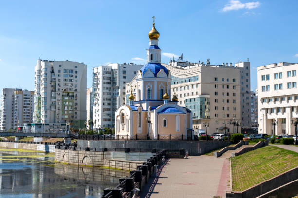 der orthodoxe tempel des erzengels gabriel im zentrum von belgorod - belgorod stock-fotos und bilder