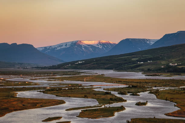 akureyri eyjafjörður fjord islandia zachód słońca zmierzch - nordic countries europe island fjord zdjęcia i obrazy z banku zdjęć