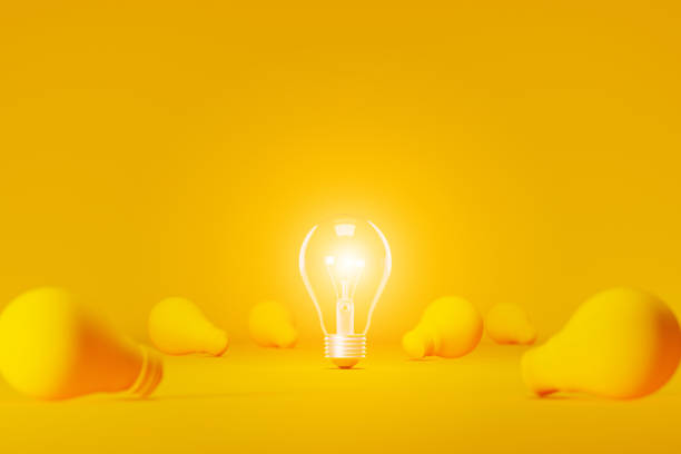 lampadina luminosa luminosa eccezionale tra lampadina su sfondo giallo. concetto di idea creativa e innovazione, unico, pensa diverso, individuale e distinguersi dalla massa. illustrazione 3d - business environment responsibility light bulb foto e immagini stock