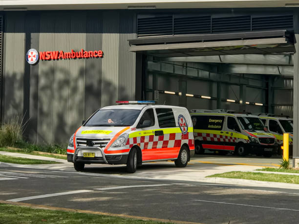 sydney, australien 22-09-2019 krankenwagen verlässt die superstation ambulance nsw im sutherland hospital. - new south wales flash stock-fotos und bilder