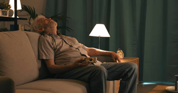 älterer mann, der beim fernsehen einschläft - falling senior adult people one person stock-fotos und bilder
