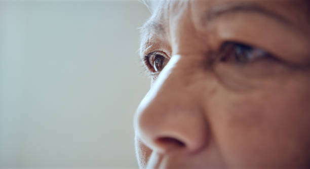 nahaufnahme des gesichts einer älteren frau - alzheimer krankheit stock-fotos und bilder