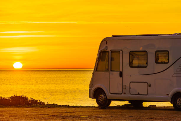 veículo campista na praia ao nascer do sol - travel trailer - fotografias e filmes do acervo