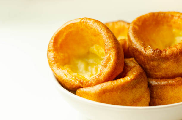 tradycyjny angielski yorkshire pudding, cudownie ostry i złoty pieczony na tradycyjny przepis, akompaniament dla idealnej niedzielnej pieczeń - yorkshire pudding zdjęcia i obrazy z banku zdjęć