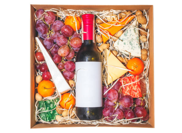 подарочная коробка с винной бутылкой и фруктами, изолированными на белом фоне сверху - orange tangerine gourmet isolated on white стоковые фото и изображения