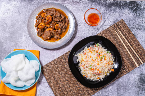 vista superior da variedade de pratos de comida chinesa. arroz 3 delícias, carne com camarão, pão de camarão e molho doce e azedo. comida asiática e oriental - sauces sweet sauce cooking traditional culture - fotografias e filmes do acervo