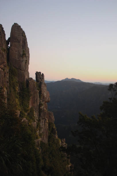 silhueta do pôr do sol - rock pinnacle cliff mountain peak - fotografias e filmes do acervo