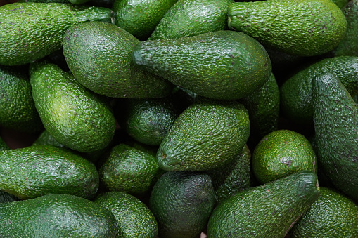 Aguacate orgánico fresco en el mercado del agricultor, alimentos saludables photo