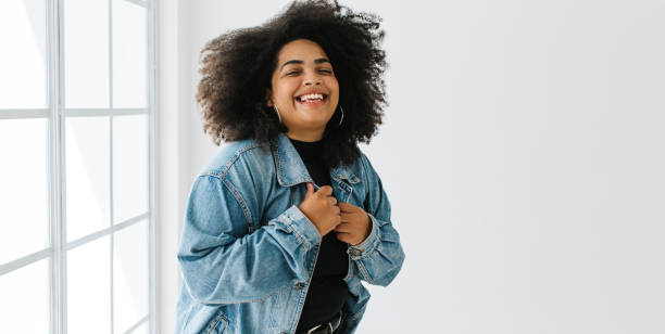 hermosa mujer en casuales mirando a la cámara y sonriendo - chaqueta tejana fotografías e imágenes de stock