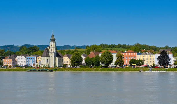Aschach and the Danube river The small Upper Austrian market town of „Aschach“ is embedded in the Danube Valley, on the edge of the „Eferdinger Becken“ at an altitude of 268 m. eferding district stock pictures, royalty-free photos & images