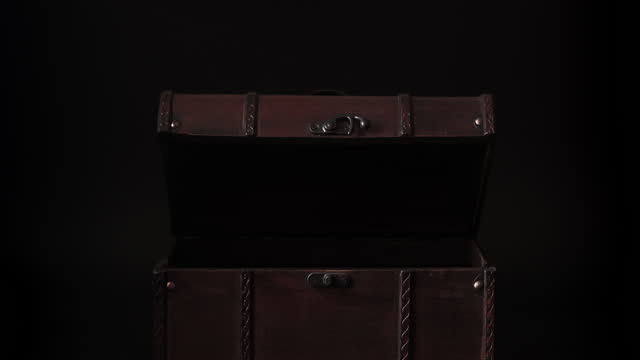 4k stop motion : wooden treasure box open and close on black background