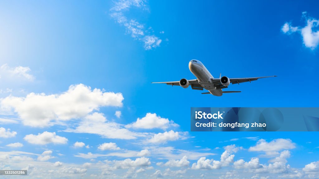 Avion aerian zburător și prim-plan peisaj cer - Fotografie de stoc Avion fără redevențe Avion aerian zburător și prim-plan peisaj cer - Fotografie de stoc Avion fără redevențe