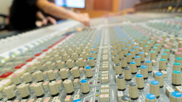 ingegneria del suono in studio di registrazione. - electric mixer sound mixer mixing playing foto e immagini stock