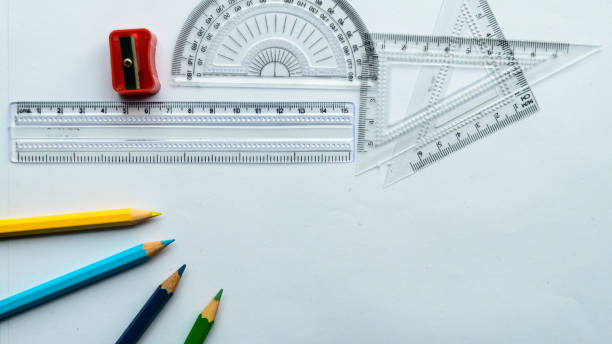 geometrische messwerkzeuge, zeichnungselemente und mathematische instrumente auf weißem papierblatt. ausbildung und lernhintergrund. ideen kreativität und planungskonzepte. - malteserkreuz grafiken stock-fotos und bilder