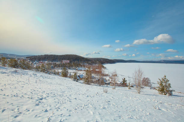 une vue sur le lac turgoyak en hiver. région de tcheliabinsk, ville de miass. - south ural photos et images de collection